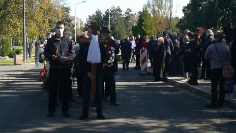 ТУГА ЗА БОРОМ! Мук у поворци на Бежанији, гробљем одзвања СВЕШТЕНИЧКИ ТРОПАР (ВИДЕО/ФОТО)