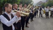 TRUBE U GUČI ODUVALE KORONU: Pogledajte kako je grmelo danas u Dragačevu, veselje uz kolce i muziku (FOTO/VIDEO)