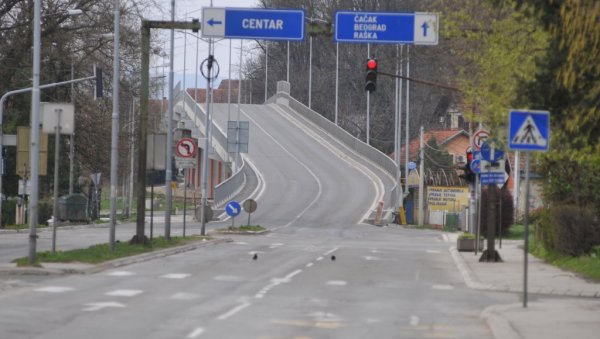 САОБРАЋАЈНИ ПРОБЛЕМИ У ЦЕНТРУ КРАЉЕВА: Надвожњак опет затворен, КОЛАПС у центру!