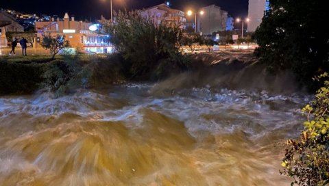 СТРАХОВИТЕ ПОПЛАВЕ У БАРУ И СУТОМОРУ: Ватрогасци спасавају људе из кућа (ФОТО/ВИДЕО)