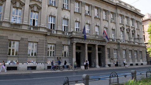 НА ДЕЛУ ПОТПУНИ РАСПАД: Некада највећа блокадерка, деканка Филолошког факултета лично избацује згубидане из зграде