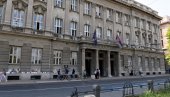 НА ДЕЛУ ПОТПУНИ РАСПАД: Некада највећа блокадерка, деканка Филолошког факултета лично избацује згубидане