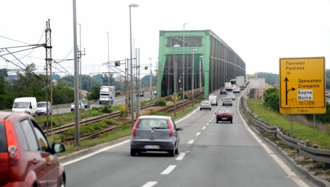 СПРЕЧЕНО САМОУБИСТВО НА ПАНЧЕВЦУ: Паркирао ауто насред моста, патрола осујетила намеру младића