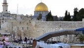 UZ KISEONIČKU MASKU GLEDAO VENČANJE SINA: Kovid pacijenta u Jerusalimu dogurali do prozora bolničke sobe kako bi pratio ceremoniju