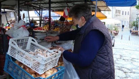 ПРАЗНЕ ТЕЗГЕ ОД 24. ОКТОБРА: Због реконструкције објекта планираноје затварање зелене пијаце у Херцег Новом