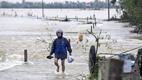 KATASTROFA KAKVA SE NE PAMTI: Poplave odnele preko 100 života, hiljade kuća potopljeno (VIDEO)