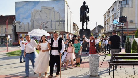 ПЕСНИК И ГЛУМАЦ С ПРЕГРШТ ПРИЗНАЊА: Радник Општинске управе има времена и за поезију и глуму