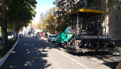 ЗАВРШЕНО АСФАЛТИРАЊЕ: Реконструкција улице и тротоара у центру Лесковца