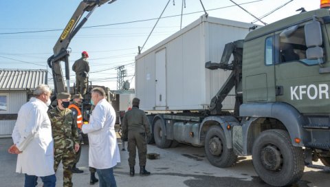 ПОМОЋ У БОРБИ ПРОТИВ КОРОНЕ: КФОР донирао контејнере здравственим установама у Грачаници и Лапљем селу