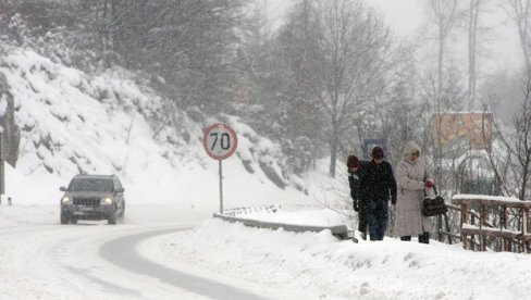 PRVI SNEG I UDES ZBOG PADAVINA: Automobil sleteo s puta i završio u kanalu