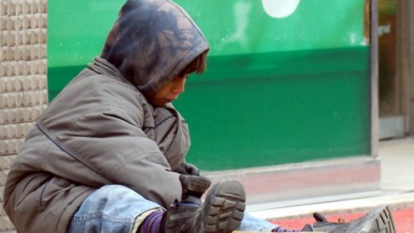 ЗА ТРАЖЕЊЕ МИЛОСТИЊЕ КАЗНА ДО 10.000 ДИНАРА ИЛИ ЗАТВОР 30 ДАНА: Колико у Србији има деце просјака и ко и шта их на то тера ЗА ТРАЖЕЊЕ МИЛОСТИЊЕ КАЗНА ДО 10.000 ДИНАРА ИЛИ ЗАТВОР 30 ДАНА: Колико у Србији има деце просјака и ко и шта их на то тера