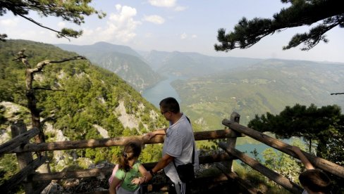 TAKSE ZA AUTOMOBILE NA TARI: Pobunili se Užičani i Bajinobaštani, oslobađaju ih nameta