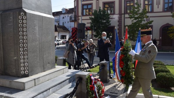 ФРАНЦУЗИ И СРБИ ОДАЛИ ПОЧАСТ ИЗГИНУЛИМ ЈУНАЦИМА: Пријатељство два народа негује се већ 102 године