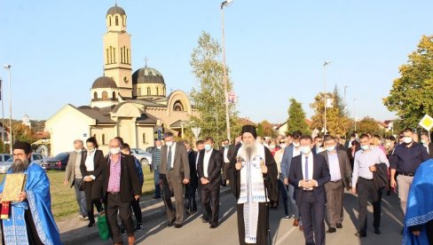 НАЈВАЖНИЈИ ЉУБАВ И РАЗУМЕВАЊЕ: Владика Фотије на прослави крсне славе општине Угљевик (ФОТО)