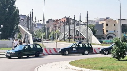 СПЕЦИЈАЛНЕ ЈЕДИНИЦЕ НА МОСТУ НА ИБРУ: Окупљају се Албанци из Јужне Митровице