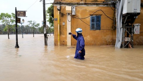 MOLAVE RUŠI SVE PRED SOBOM: Najmanje 25 mrtvih, 50.000 ljudi ostalo bez domova (FOTO/VIDEO)