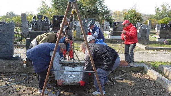 НЕЗАПАМЋЕН ВАНДАЛИЗАМ У ОПОВУ: Непознати починиоци порушили и поломили десетак надгробних споменика