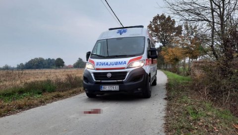 ФОТОГРАФИЈЕ МЕСТА СТРАВИЧНЕ НЕСРЕЋЕ У ОБРЕНОВЦУ: Отац прегазио сина трактором, још увек видљиви трагови крви (ФОТО)