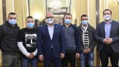 СПРЕМНИ ДА ОБНОВЕ МИЊИН СТАН: На апел хероја драме на Дорћолу јавили се бројни хумани људи да помогну повређеној девојчици и њеној породици