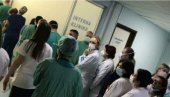 OVAKO SU LEKARI KLINIČKOG CENTRA ISPRATILI AMFILOHIJA: Lavovski su se borili za mitropolita, okupili se i odali poslednju počast (FOTO)