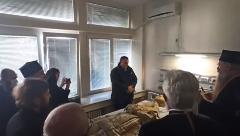 SNIMAK KOJI JE SVE GANUO: Monaška molitva nad telom mitropolita Amfilohija, pesmom ispratili svog vladiku (VIDEO)