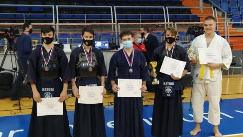 SJAJNI JUNIORI SK “KATORI” IZ PARAĆINA: Luka Ilić šampion na kendo prvenstvu Srbije, Kariću i Ćajiću treće mesto