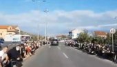 CRNA GORA NA KOLENIMA PRED AMFILOHIJEM: Neverovatan snimak oproštaja naroda od svog pastira (VIDEO)