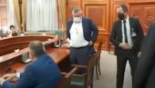 POGLEDAJTE KAKO JE BAJATOVIĆ IZBAČEN SA SASTANKA: Ovo je trenutak kada ga je obezbeđenje ispratilo iz sale (VIDEO)