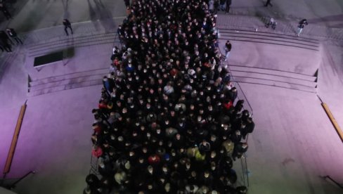 HILJADE LJUDI ČEKAJU DA SE POKLONE MITROPOLITU: Ne smeta im ni hladnoća, i dalje dolaze da odaju poslednju poštu Amfilohiju (FOTO/VIDEO)