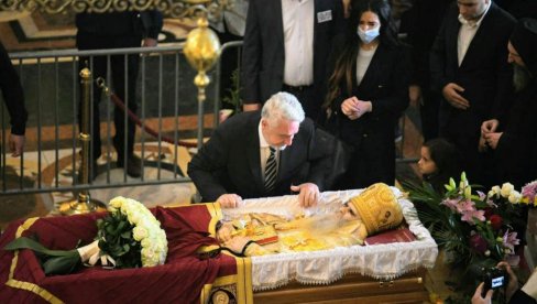 ZDRAVKO KRIVOKAPIĆ STIGAO NA LITURGIJU: Vidno potrešen se zadržao nad odrom Mitropolita (FOTO)