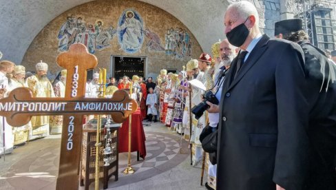 STIGAO MATIJA BEĆKOVIĆ: Stoji pored kovčega mitropolita Amfilohija (FOTO)