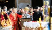 КРЧИО ЈЕ КОРОВ НА ЊИВИ ГОСПОДЊОЈ: Патријарх Иринеј над одром Амфилохија - Његово име биће уписано златним словима у српској историји!