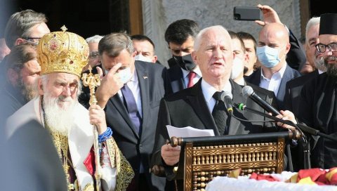 ДОДИК ПЛАЧЕ ДОК БЕЋКОВИЋ ГОВОРИ: Речи великог српског песника одјекују Подгорицом (ФОТО)