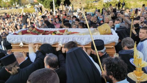 ДОГОДИНЕ НА ЛОВЋЕНУ, ЂЕДО... ДОГОДИНЕ У ПРИЗРЕНУ... Величанствен призор док Амфилохијево тело преносе у Храм (ФОТО)