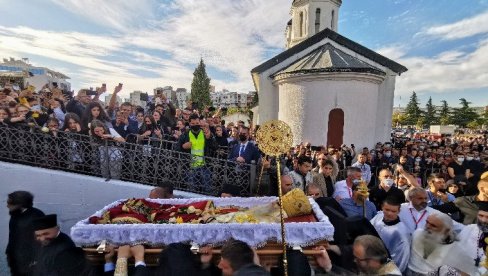 НАЈВЕЋА ЈЕ ЖАЛОСТ ЗА БРАТОМ: Овако се сестра опростила од Амфилохија (ФОТО)