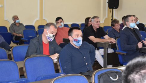 NOSE MASKE KAO REKLAME, A LJUTI IH PORUKA SA MAJICE: Pojedini odbornici u Kikindi shvatili lično upozorenje sa dukserice službenika