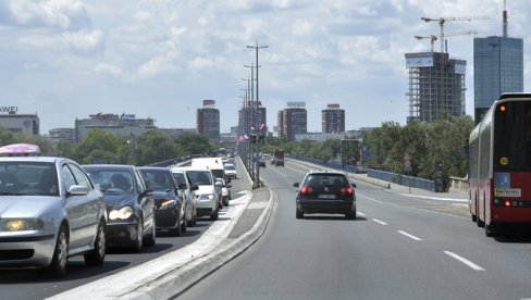 DRAMA NA BRANKOVOM MOSTU! Muškarac prešao ogradu i preti samoubistvom, policajac pokušava da ga odgovori