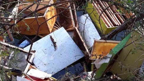 KOŠNICE BACILI U REKU: U Ravnom Selu kod Vrbasa uništeno 11 pčelinjih društava KOŠNICE BACILI U REKU: U Ravnom Selu kod Vrbasa uništeno 11 pčelinjih društava