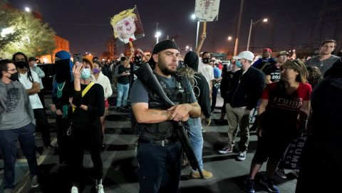 НАОРУЖАНИ ИСПРЕД ИЗБОРНОГ ЦЕНТРА: Протест Трампових присталица у Аризони (ФОТО/ВИДЕО)