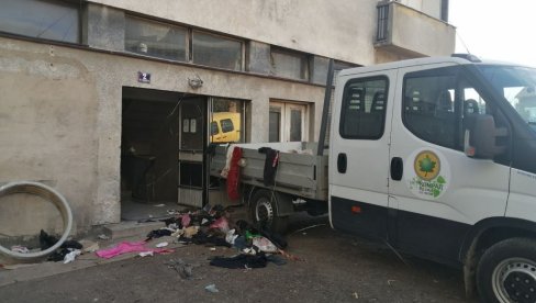 NOVI DETALJI IZ VRANJA: Počelo raščišćavanje stana u kom se nalazi leš (FOTO) NOVI DETALJI IZ VRANJA: Počelo raščišćavanje stana u kom se nalazi leš (FOTO)