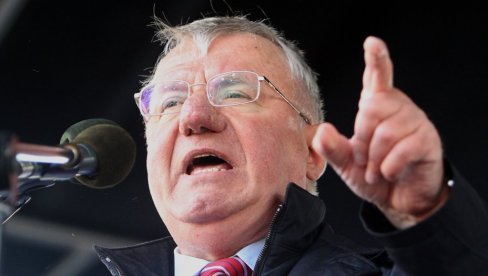 ПРАВИ ХИТ У ХРТКОВЦИМА: Погледајте шта пише на кући Војислава Шешеља (ФОТО)