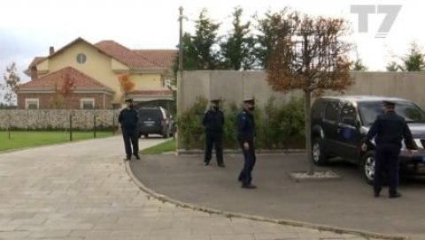 ПРИШТИНА ПОД ОПСАДОМ ОД РАНОГ ЈУТРА: Јаке снаге Еулекса претресају Тачијеву кућу (ВИДЕО)