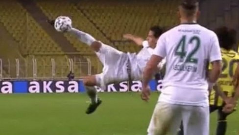 MAJSTORIJA BIVŠEG IGRAČA PARTIZANA! Ovo su makazice koje će ući u konkurenciju za gol godine (VIDEO)