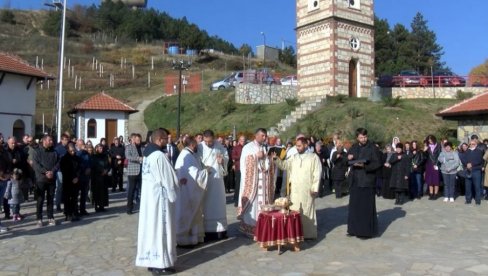 MITROVDAN NA KiM: Liturgijom i sečenjem slavskog kolača obelezena gradska slava Kosovske Mitrovice MITROVDAN NA KiM: Liturgijom i sečenjem slavskog kolača obelezena gradska slava Kosovske Mitrovice