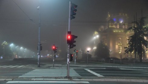 СТАРИ БЕОГРАЂАНИ ПАМТЕ: Данас изгледају овако, а да ли знате како је изгледао први семафор у Београду (ФОТО)