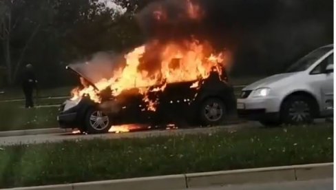 LJUDSKOSTI GDE NESTADE? Gori automobil na Bulevaru Evrope, niko da stane da pomogne sa PP aparatom (VIDEO)