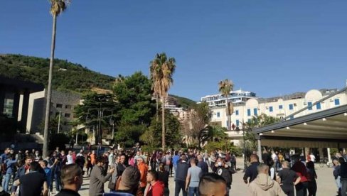 OTVARAJU KAFIĆE UPRKOS ZABRANI: Ugostitelji poručili da od četvrtka neće mariti za mere Nacionalnog koordinacionog tela OTVARAJU KAFIĆE UPRKOS ZABRANI: Ugostitelji poručili da od četvrtka neće mariti za mere Nacionalnog koordinacionog tela