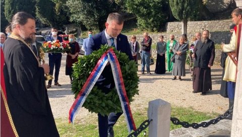 ХЕРЦЕГ НОВИ СЕ ПОКЛОНИО СЛАВНИМ ПРЕЦИМА: Положени венци на споменик родољубима стрељаним у великом рату