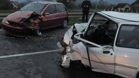 SLIKE SA MESTA NESREĆE KOD  VRNJAČKE BANJE: Automobil prešao u suprotnu traku - povređene tri osobe, vozila smrskana (FOTO)