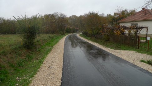 NOVI KILOMETRI ASFALTA: Novi put u selu kod Bijeljine pušten u saobraćaj (FOTO)